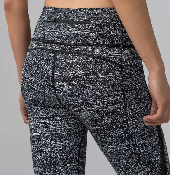 Lululemon Pace Perfect Crop (17") mid Rise Air Time  White Black Size 4 - Picture 3 of 16